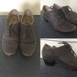 Distressed leather oxford heels, Biala